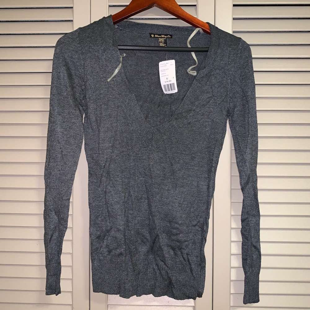 NWT Gray V-Neck Long Sleeved Sweater S